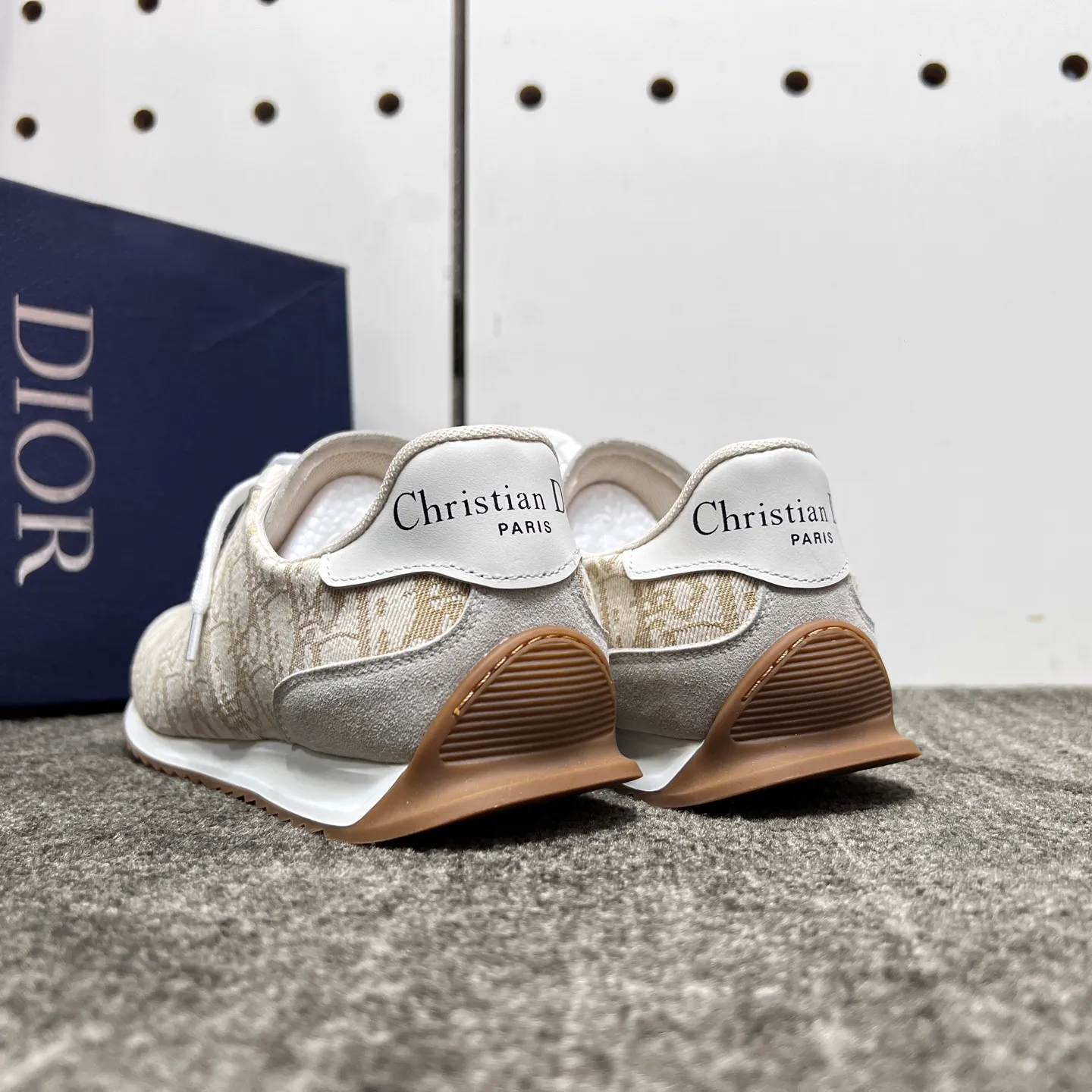 Factory price: 420💰【DIAo•Dior】Original quality.~ Unique modern style sneakers. 🏃A must-have casual shoe for trendy men😍😍 Original brand imported from Italy, imported original leather, sheep lining (refuses to discolor and grind feet) Sole: Original sole provided by the original factory, French lazy style design ⚠️Fit to the feet, original quality, super comfortable original sole. It’s like shooting the real thing 🎬The real thing is better, high-quality sneakers, size: 38-44, custom-made 45